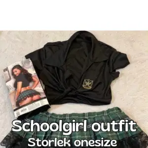 Grönt Schoolgirl outfit i stl onesize. Står US Size 2-14 på förpackningen. Nyskick! 💕  Skriv gärna ett omdöme efter ni köpt något. Uppskattas jättemycket. 🥰