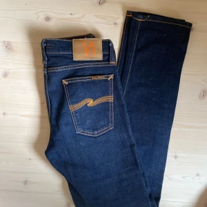 Nudie jeans - Säljer dessa feta byxor från Nudie jeans! De är helt oanvända och har inga defekter. Kontakta om du är intresserad eller har frågor om plagget! Kan gå ner i pris 👍