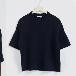 Mörkblå stickad t-shirt från gina, använd en gång så väldigt bra skick