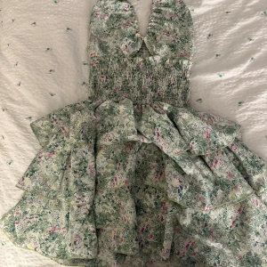 Klänning - Super fin sommarklänning, inga defekter. Storleken passar både mindre och större personer då materialet i midjan är stretch.