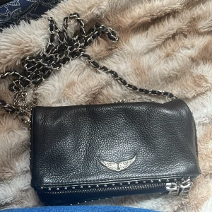 Zadig väska - Jag säljer min Zadig väska då ddn inye kommer till användning❤️Jag har knappt använt den❤️❤️Den är i bra skick inga defekter eller något förutom en liten fläck på insidan av väskan❤️pris kan diskuteras