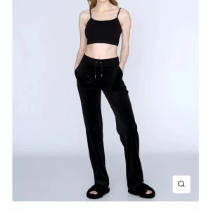 Juicy couture  - Jag säljer dessa jätte fina juicy byxor för att dom inte längre kommer till användning, byxorna saknar en av metall detaljerna på snörena men annars är dom i perfekt skick. 