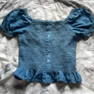 En kortärmad tröja bra till sommaren, köpt från Kappahl i storlek 146 och är använd en gång men blir tyvärr inte använd längre. Kontakta mig gärna om du är intresserad av att köpa/ du kan gärna ge prisförslag!❤️