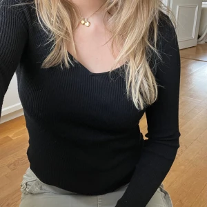 Hm topp - Svart ribbad topp från hm med fin urringning. Bra stretch och kan passa både M, L och XL. 