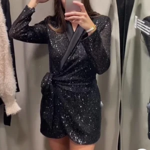 Zaraklänning - Jättefin klänning från zara som endast är använd en gång. Perfekt till nyår eller liknande 