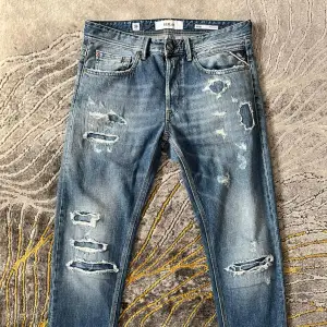 replay willbi jeans. storlek 31/34 helt oanvända. säljer pågrund av fel storlek.