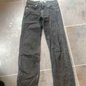 Junkyard gråa jeans  - Gråa jeans från junkyard i storlek xs. Super fina. Straightleg. Aldrig använda då lite för små tyvärr. Skriv för mer information. 