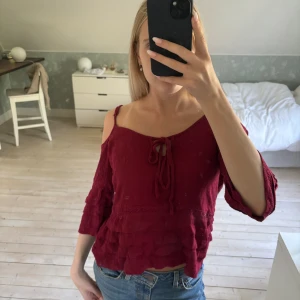 vinröd blus - gullig vinröd blus från american eagle i storlek xs! Perfekt till festliga tillfällen❤️