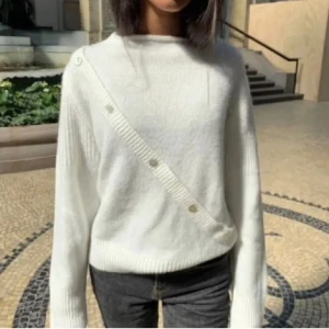 stickad - stickad tröja från design by si❤️ knappt använd å bra skick🥰 kan inte gå ner i pris