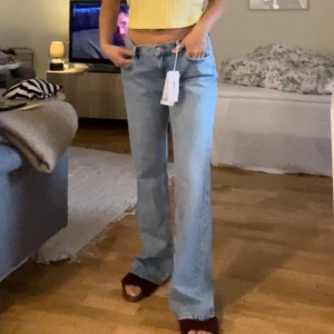 Low Waist Jeans Gina Tricot - Så snygga Low waist jeans från Gina Tricot. Köpta för ca 1 år sedan, men har använts ungefär 3 gånger pga blev lite för små. Rak modell. Nypris: 499kr