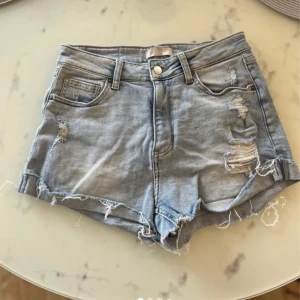 Jeansshorts  - De är i superbra skick och bara provade. Köpta från plick❤️