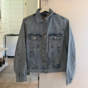 Blå jeansjacka  - Säljer min blåa jeansjacka från H&M. Säljer då den är för liten.😊