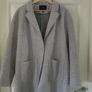 Kavaj - Aldrig använd kavaj i polyester & viskos. Inköpt på Primark i Spanien 2022.