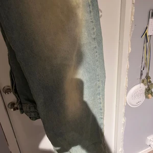 Jeans wide - Extra wide jeans i st 36 har vanligtvis 33/32 ish och dessa med ett bälte sitter skitbra för dom som vill ha det extra vida. Dom är oanvända dvs helt nya