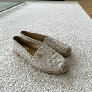Michael kors espadrillos  - Äkta! Storlek 38, använda men i väldigt bra skick (inte använt dom så ofta).