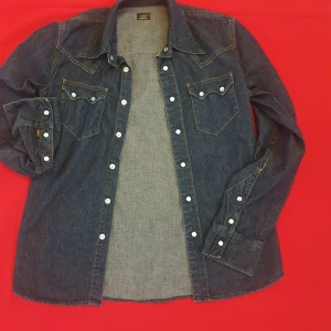 Lee jeansskjorta  - Väldigt fin Lee jeansskjorta använd bara vid ett tillfälle och i mycket gott skick. Storlek S pris 399