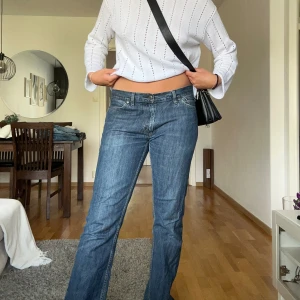 Mörkblå Lågmidjade jeans - Raka Lågmidjade jeans köpta på secondhand. Passar mig som vanligtvis bär 38/40. Bra i längden på mig som är 178cm.🥰