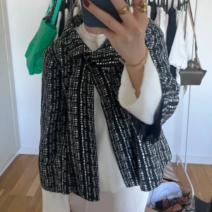 Trekvartsärmad jacka - Jacka med trekvartsärm perfekt till sommaren, använd fåtal gånger, passar XS-S, kan även tänka mig byta mot en liknande i svart/ beige