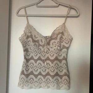 Vintage spetslinne - Supersnygg vintage linne i spets. Köpt på vinted men kommer inte till användning  Storlek 38