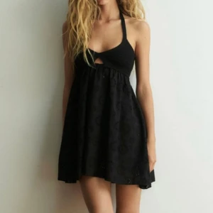 Zara klänning - Säljer denna klänning från Zara som endast är använd 1 gång💞 Supersöt nu till sommaren💞💞