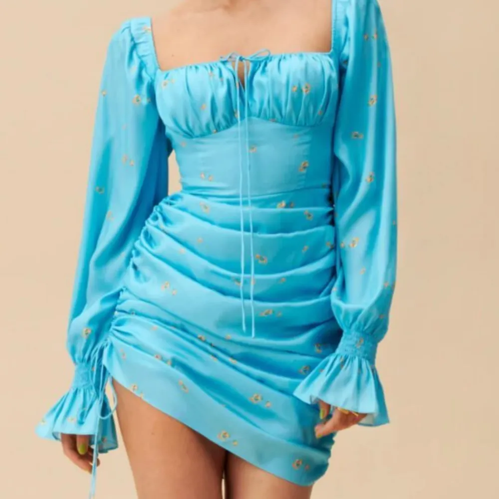 Säljer min älskade Capri blue dress från adoore! Använd 1 midsommar enbart. Nypris 1400. Kan tänka mig sälja för 1000. Klänningar.