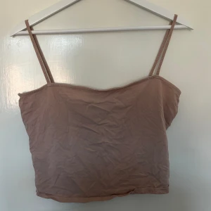 Croppat linne - Rosa croppat linne. Har flera linnen på min profil, meddela om man vill köpa flera så kan skickar jag alla tillsammans så slipper man betala frakt för allt 🥰