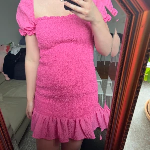 Zara klänning - Klänning från Zara i storlek M men motsvarar snarare XS/S Använd enstaka gånger 