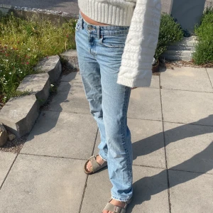jeans  - zara jeans, med normalhög midja. knappt använda och nyskick, mycket bekväma och snygga.