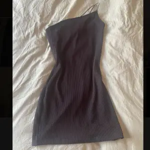 Säljer min svarta klänning då jag inte vill ha den längre, klänningen är använd få gånger (2-3 ggr) så är som ny! Det är storlek S på den men passar en M oxå! (Jag är storlek M och den passar) Säljer för 150kr