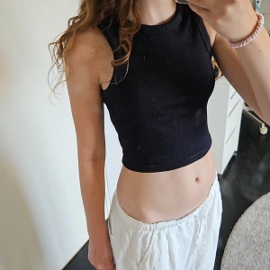 Svart topp - Svart ribbad basic topp från hm, tjokct material, bra kvalité passar bra