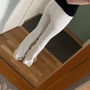 Vita bootcut jeans - Hej, säljer dessa vita bootcut jenas. Har aldrig kommit till användning❤️