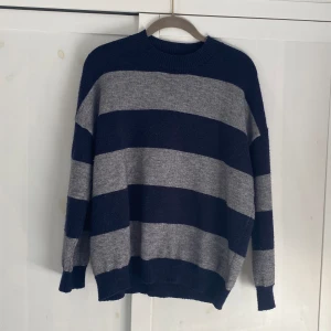 Randig tjocktröja  - Super mysig blå och grå randig tjock tröja. Perfekt för hösten 🍁