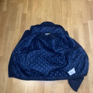 Lyle & Scott Marinblå vindjacka skick 9/10 - Lyle & Scott marinblå vindjacka perfekt sommar vår jacka bra på hösten också sen så är den i storlek S jag har använt den 2 gånger och jag tycker den är bra och skön att ha på sig 