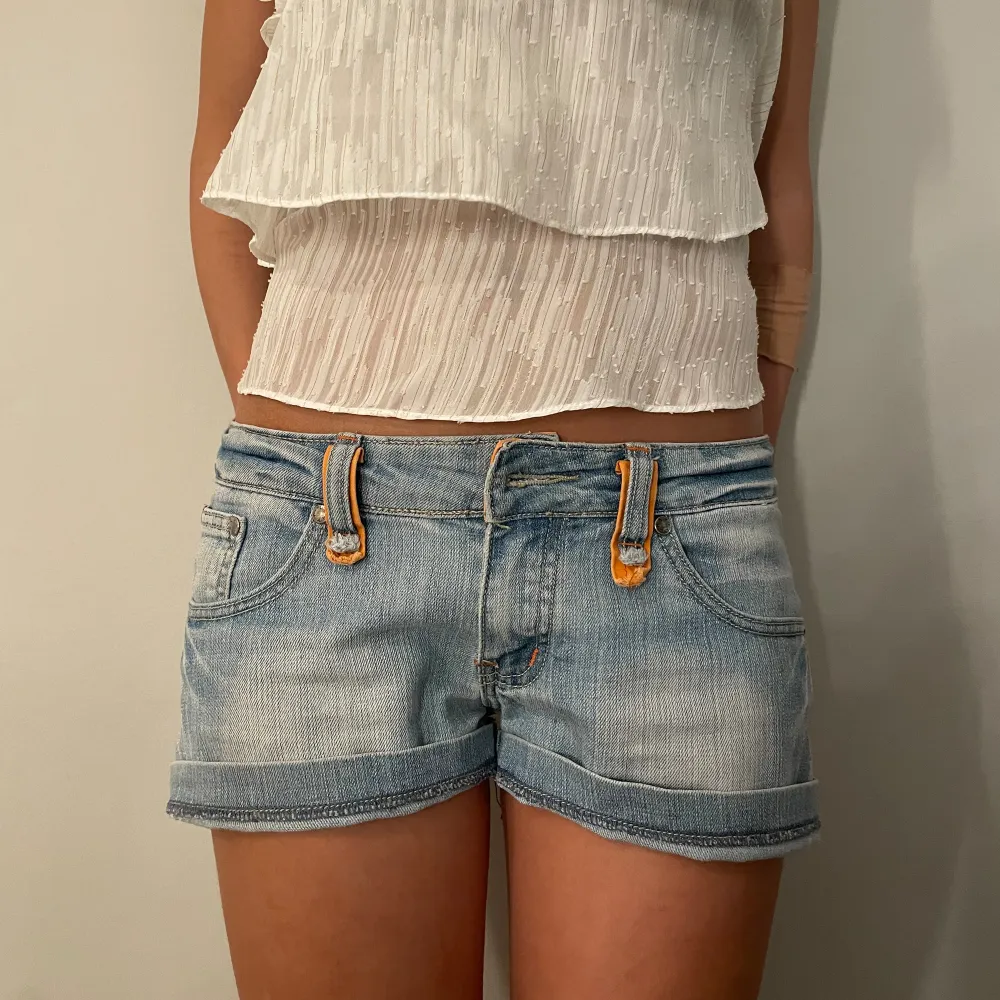 Säljer dessa as snygga jeansshort i storlek S. Perfekta till sommaren, just nu finns ingen knapp på men funkar ändå men kan sy på en knapp om man vill de!💕🙏. Shorts.