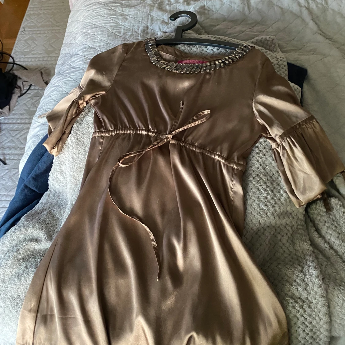 Gullig klänning  - 90