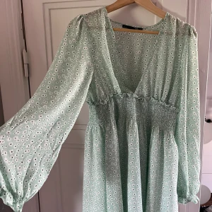 Oanvänd sommarklänning  - Jättegullig sommarklänning som tyvärr aldrig kommit till användning därav säljer jag. Färgen är lite mintgrön om det inte framgick på bilderna 💕  Från lager 157 i strl S 💕 80kr  Köparen står för frakten💕