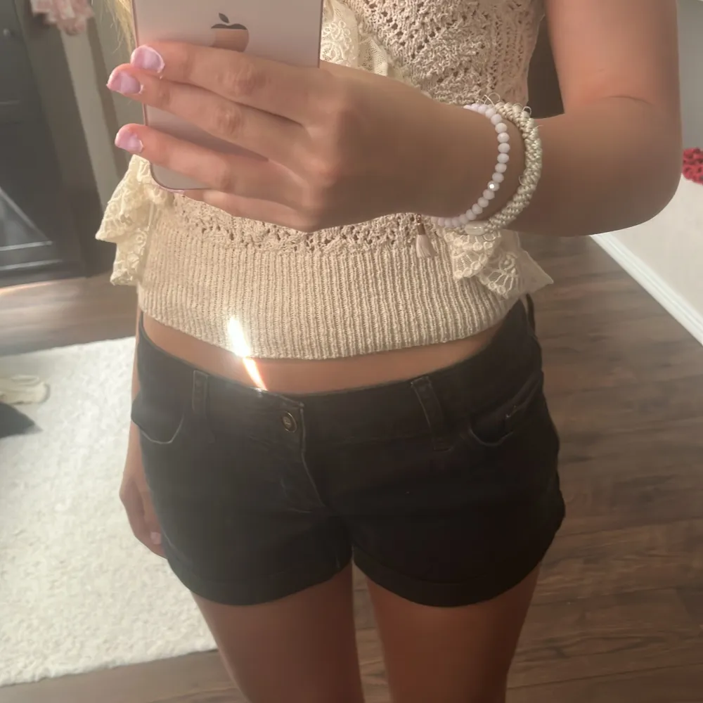 Hej nu säljer jag mina jätte fina hollister jeans shorts💖 dom är lågmidjade och storlek står inte men dom passar folk runt storlek xs - s ! 😘dom har används fåtal gånger och inga defekter ! Medela mig innan ni köper Kan mötas i Stockholm eller skicka. Shorts.