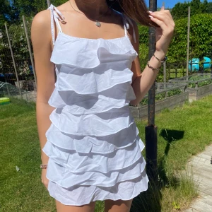 Sommarklänning - Så söt sommarklänning med volanger! Skulle säga att storleken är xs eller s! 