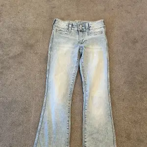 Ett par jättefina jeans från HM har använt några få gånger men är i jätte bra skick. Är i storlek 170 men passar storlek s och xs💗💗