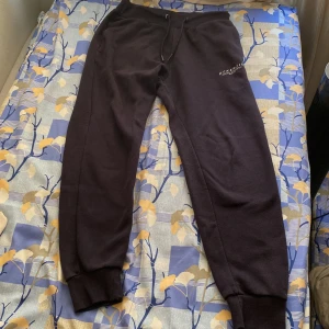 Kläder  - Köpte den för 2 år sen på Je sports, kostar ca 400 kr men säljer den för 150 kr. Ändå bra skick på den finns inga hål eller trasig. 