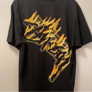 Stussy burning stock tee - Använd ett fåtal gånger så tishan är som i nyskick! Finns kvitto om du behöver eller har nå frågor 🙏🏻