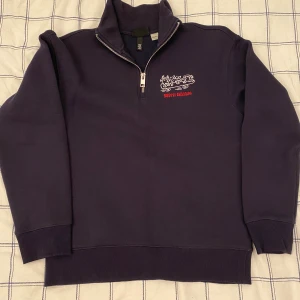 Half zip - En blå half zip i nyskick köpt för 400kr