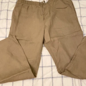 Linne byxor - Ljusbruna linnebyxor sitter som M/L fast de är XL. Väldigt bra skick perfa byxor till sommaren.