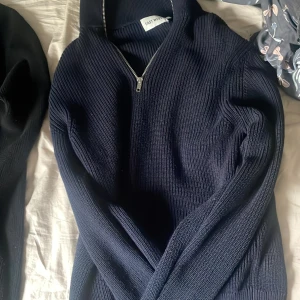 Halv zips - 2 halv Zips ena från H&M andta från East west! H&M är svart East west är den mörkblåa. Priset kan diskuteras. Båda är i S.