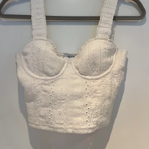 Spets-top - Jättefin top från NA-KD som tyvärr är för liten, aldrig använd🌸