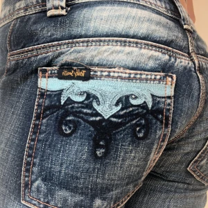 Teddy Smith Jeans - det står stl 26 på jeansen men jag skulle säga att de passar någon som bär xxs eller kanske xs!!! säljer då dom blivit för små😞 skriv gärna privat för mått och bilder m.m💕💕💕💕💕