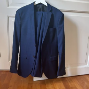 Kostym - Kavaj samt kostymbyxor från Jack&Jones Storlek46/98 passar Xs/S Änvänd fåtal gånger bra skick