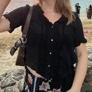 Svart blus - Tunn, svart blus från Zara. Storlek L men mer som en S/M, speciellt i ärmarna. 