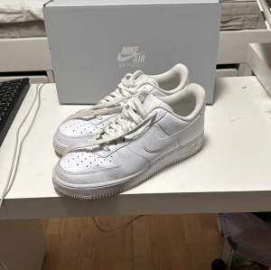Air Force 1 - Tjena! Säljer nu ett par Air Force 1s som är i nyskick. Endast använda ett fåtal gånger så har mycket kvar att ge. Boxe tillkommer såklart! 