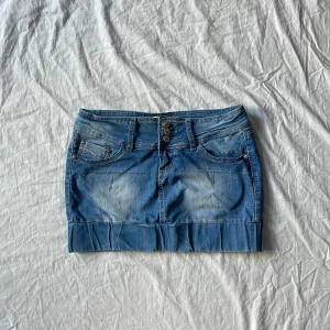 Vintage kjol - Bra skick! Lite urtvättad (materialet lite tunnare) Mått: midjemått rakt över 39-42,5 längd ca 32cm💗 har inga bilder på